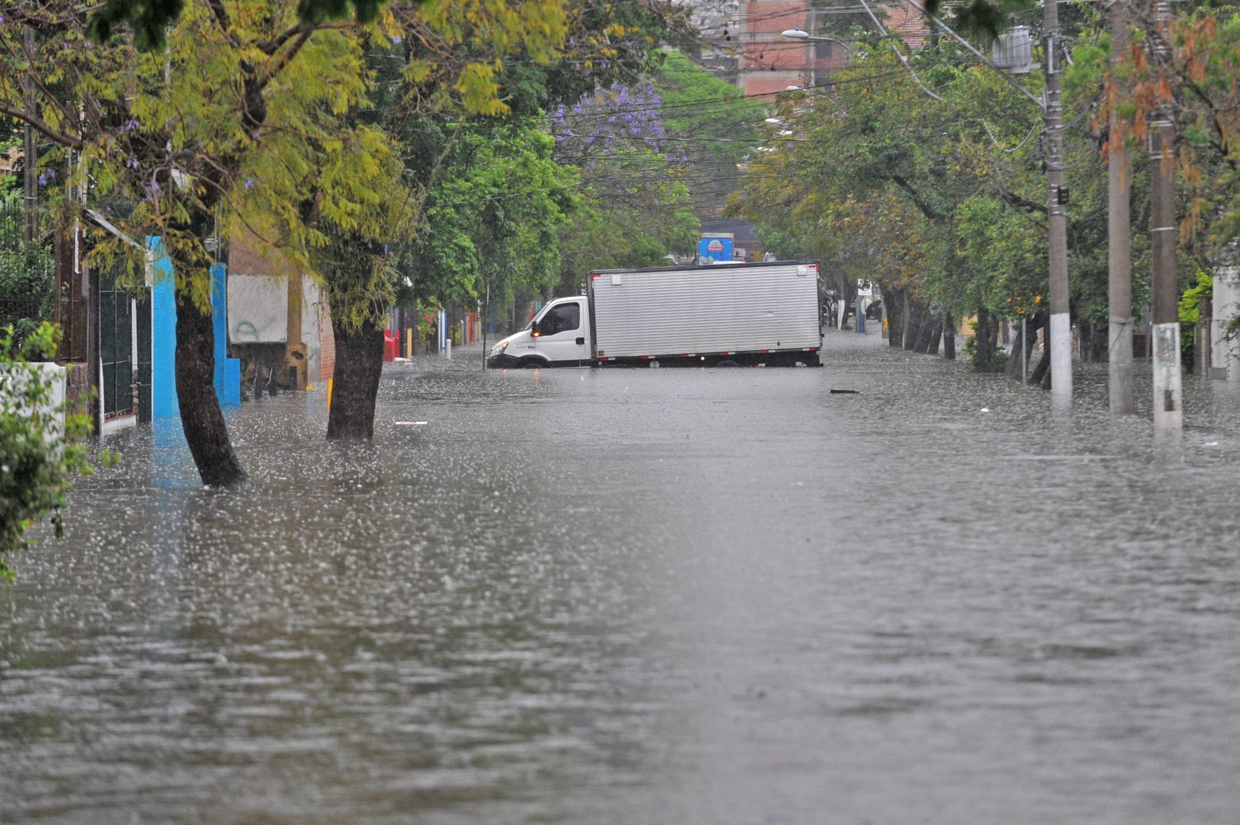 Chuva bloqueou ao menos 37 ruas em Porto Alegre	