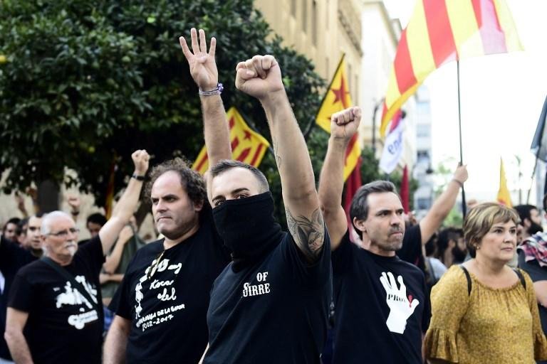 Feriado nacional na Espanha &eacute; marcado por acidente a&eacute;reo e crise catal&atilde;