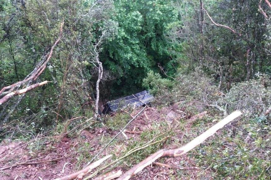 Cabine do caminh&atilde;o ficou submersa na &aacute;gua, ap&oacute;s ve&iacute;culo cair em &aacute;rea distante da rodovia