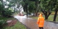 Arroio transborda e água invade bairro Cohab Blocos em Sapucaia do Sul