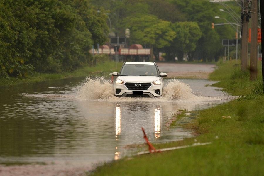 Porto Alegre ainda sofre com alagamentos