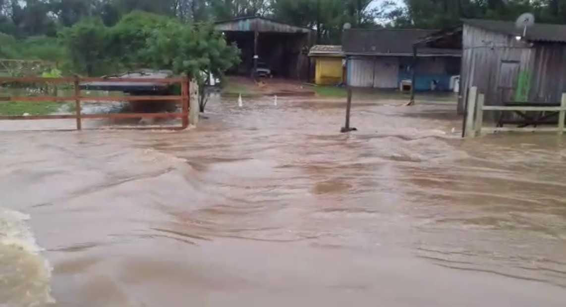 Cinco fam&iacute;lias tiveram que deixar casas em Cachoeirinha por conta da chuva