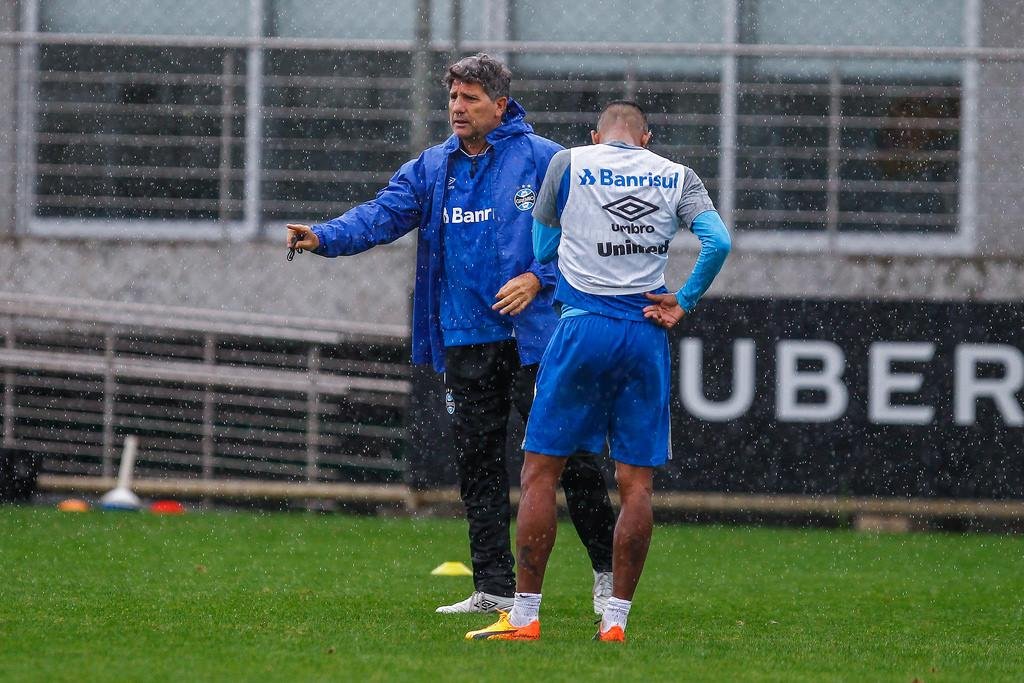 Renato admite d&uacute;vida por les&otilde;es, mas confirma titulares contra o Coritiba