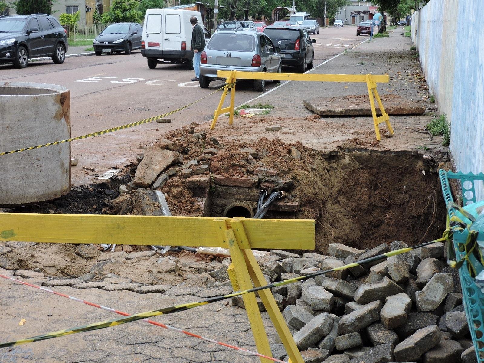 Equipes trabalham no conserto de rede obstru&iacute;da que causou alagamento no bairro Cohab Blocos