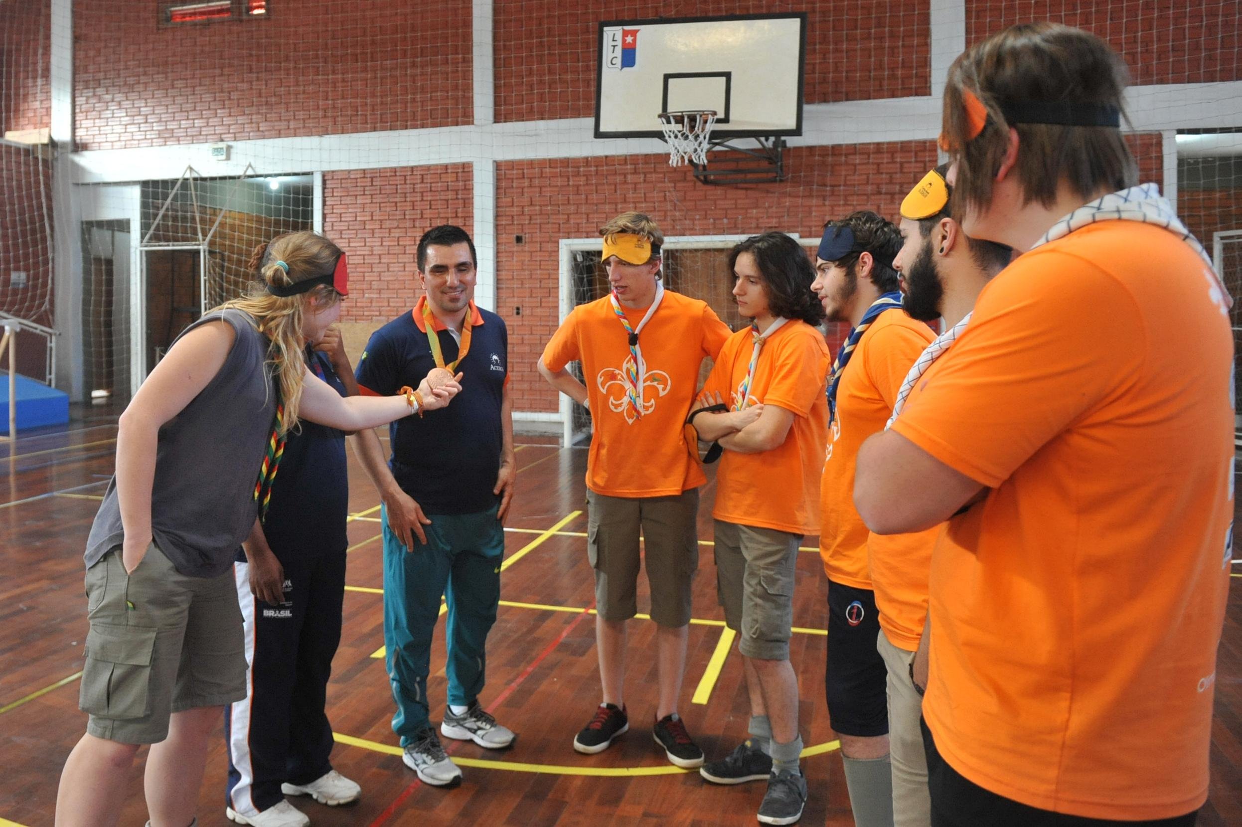 Escoteiros fazem atividades como esgrima em cadeira de rodas, futebol para cegos e goalball