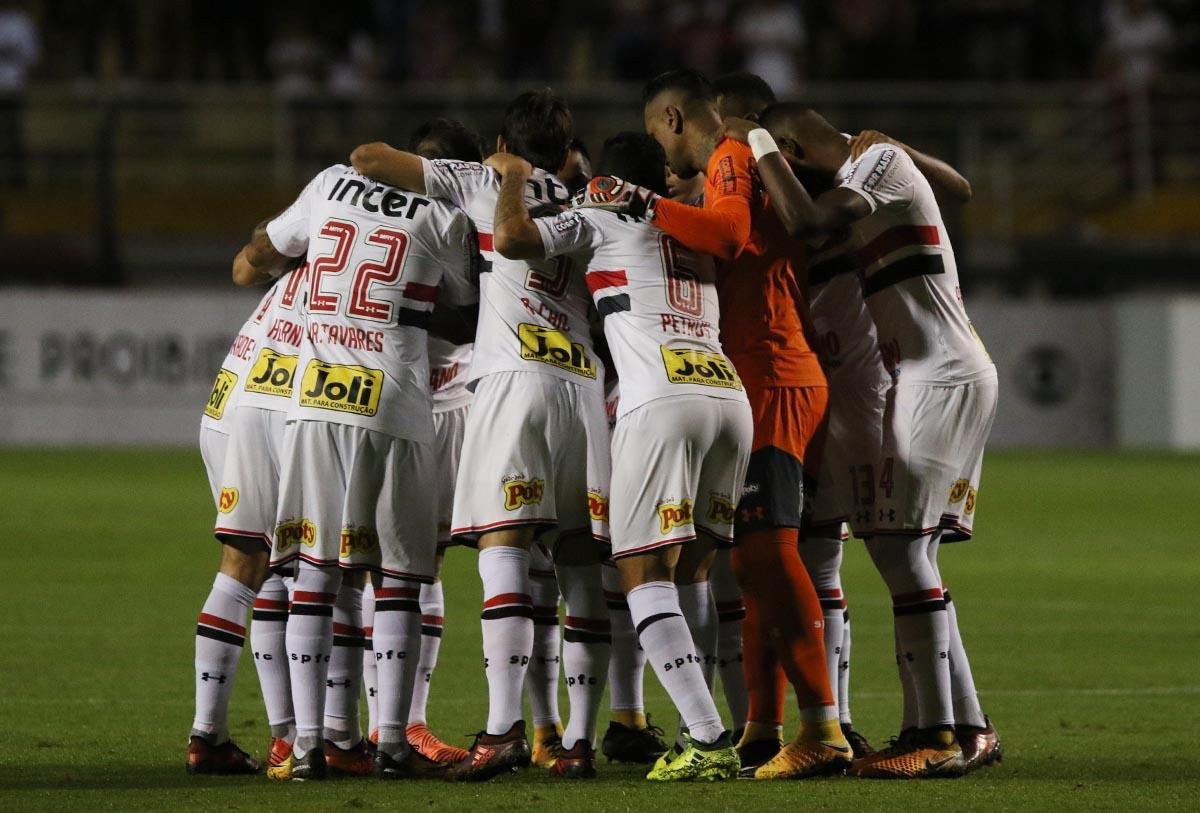 S&atilde;o Paulo venceu o Atl&eacute;tico-PR de virado e saiu do Z4