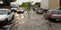 Ao menos 29 vias ficaram alagadas em Porto Alegre devido à chuva