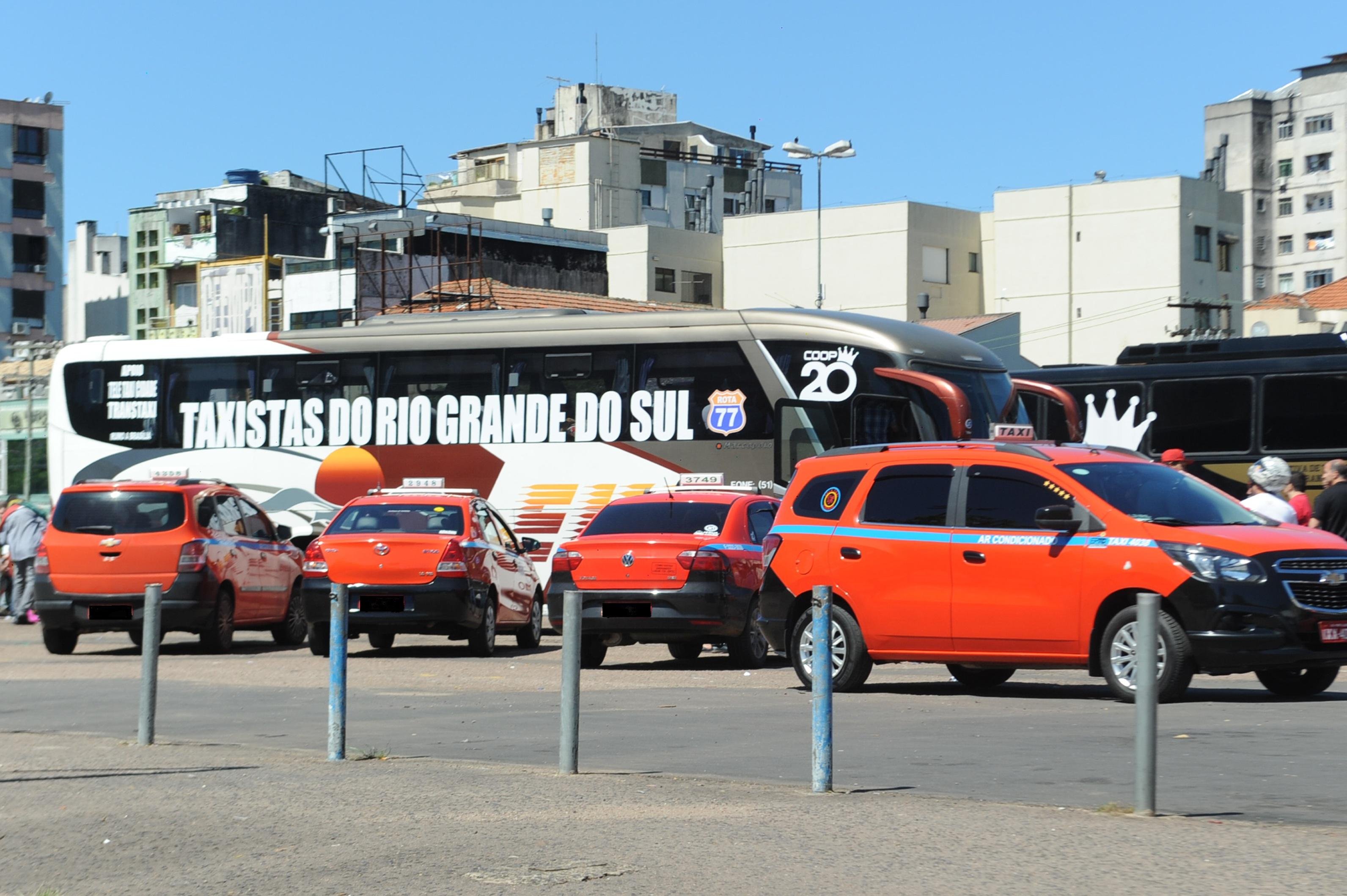 Taxistas de Porto Alegre v&atilde;o a Bras&iacute;lia pressionar por regulamenta&ccedil;&atilde;o de transporte por aplicativo