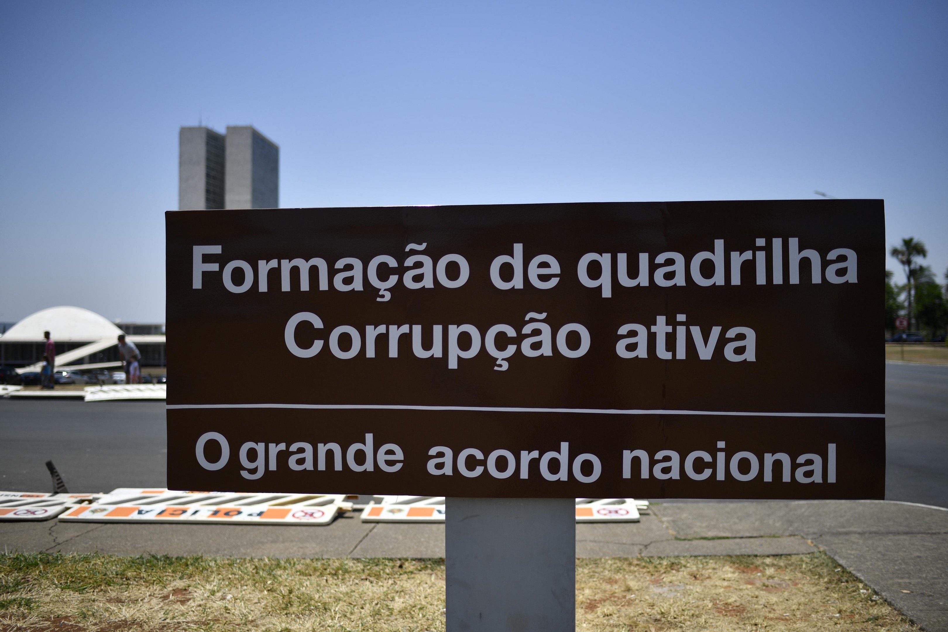 Adesivo foi colocado em placa que sinaliza o pr&eacute;dio do Congresso Nacional