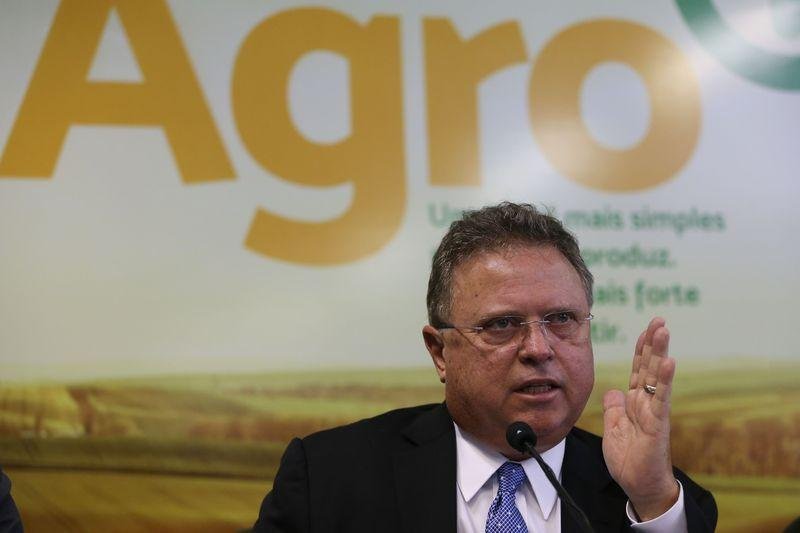 Maggi diz que crise do leite no Brasil se resolver&aacute; com retomada da economia 