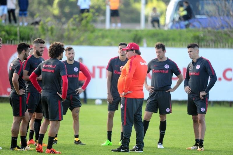Guto busca encontrar equil&iacute;brio para equipe sem Edenilson