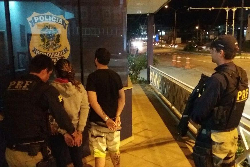 Homem foi detido durante averigua&ccedil;&atilde;o padr&atilde;o na estrada e chamou mulher para ajudar na libera&ccedil;&atilde;o do carro