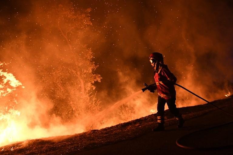 Chuvas e vento favoreceram o trabalho de cerca de 3.000 homens contra o fogo