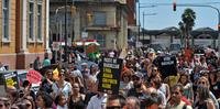 Municipários realizam caminhada contra governo de Marchezan