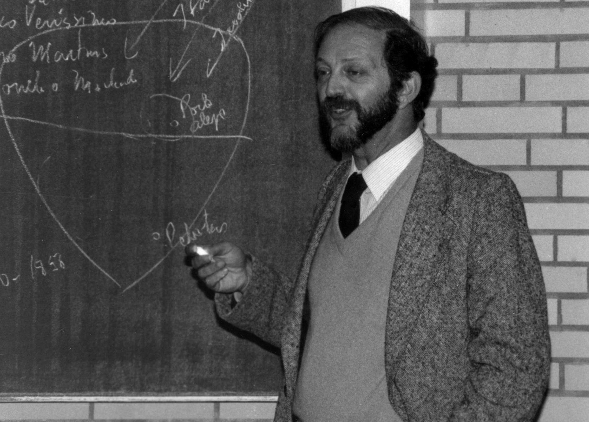 Registros mostram atua&ccedil;&atilde;o de Scliar como m&eacute;dico, professor universit&aacute;rio e escritor