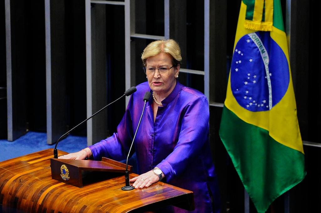 Parlamentares foram vencidos pela maioria que devolveu mandato ao tucano