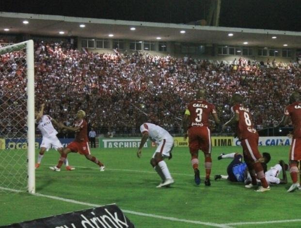 CRB perde v&aacute;rias chances de gol e empata com N&aacute;utico por 2 a 2