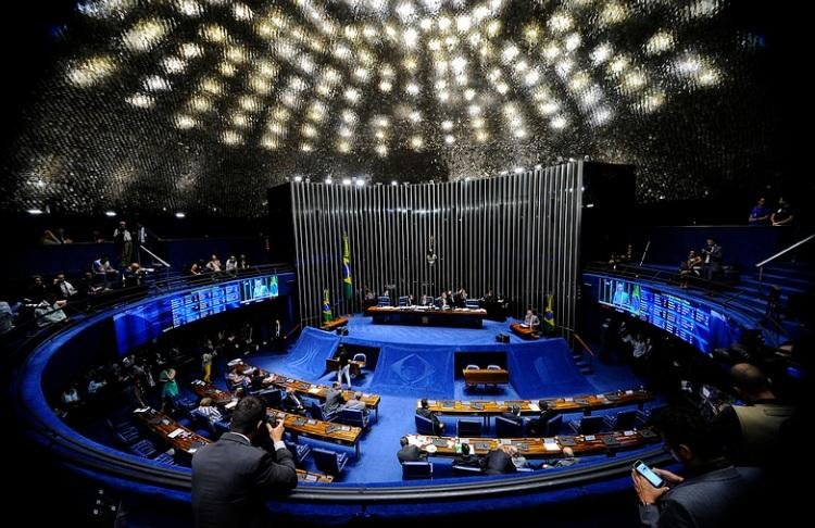 Dos 44 votos a favor de A&eacute;cio, 19 s&atilde;o alvo da Lava Jato