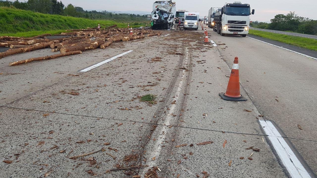 Motorista morre em colis&atilde;o entre dois caminh&otilde;es