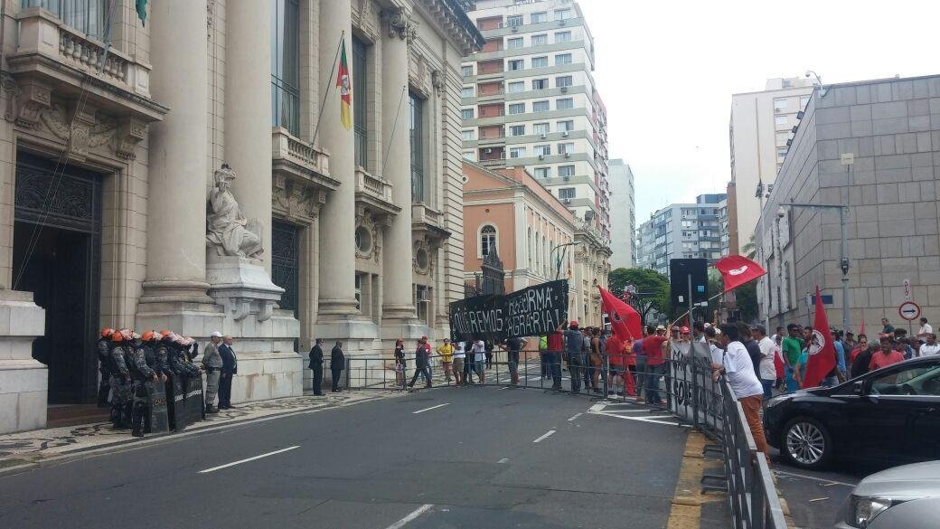 Integrantes do MST fazem concentra&ccedil;&atilde;o em frente ao Pal&aacute;cio Piratini