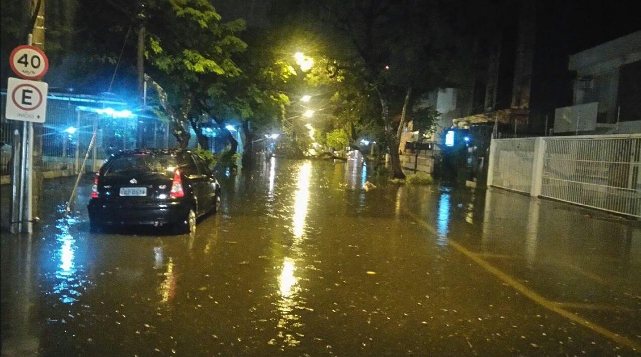 Chuva na noite desta quinta causou transtornos em Porto Alegre