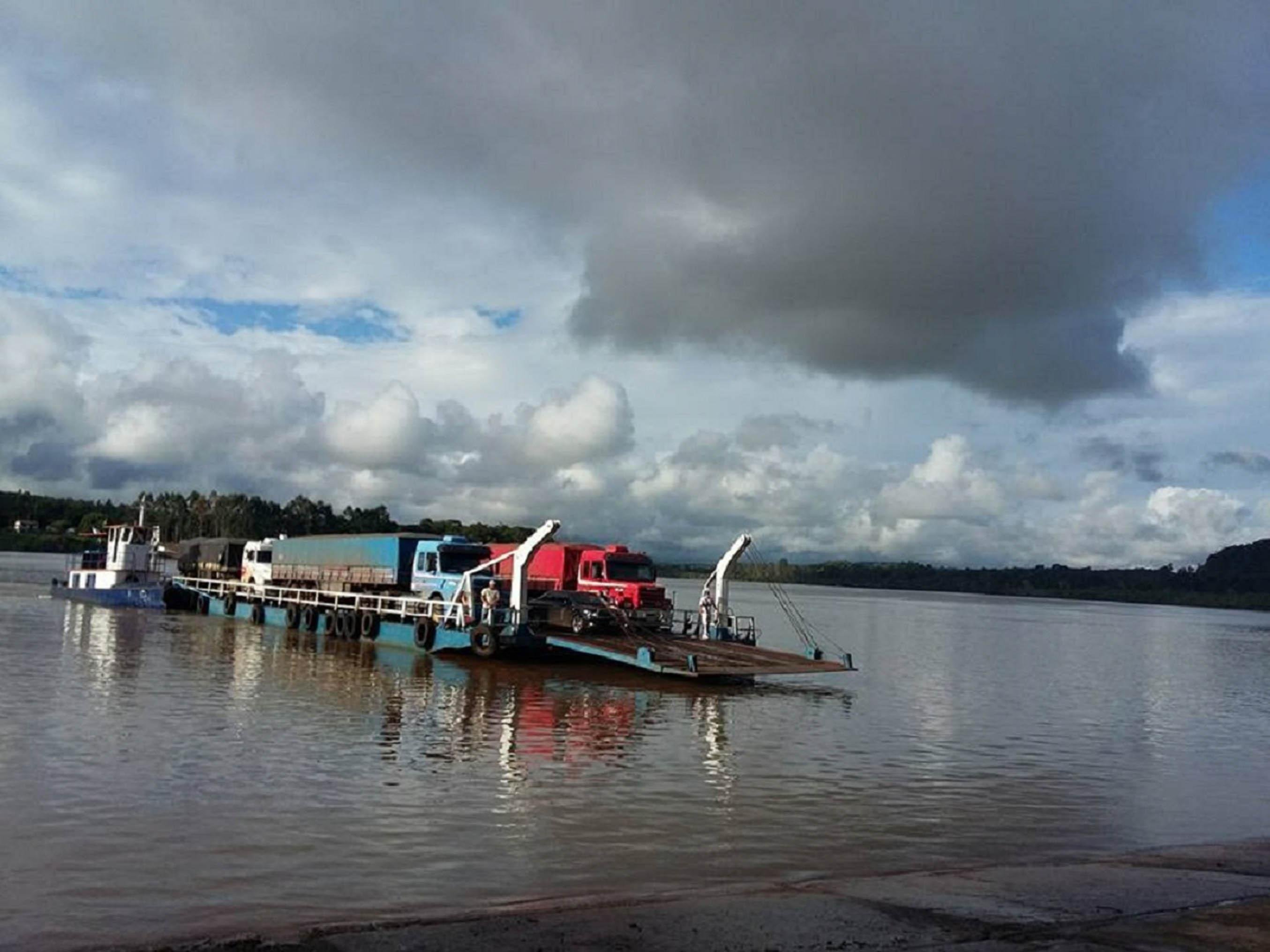 Em Porto Xavier, cidade que pleiteia a ponte, a travessia hoje &eacute; feita de balsa