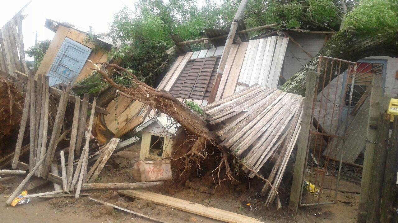 Ao menos 380 casas foram danificadas pelo temporal
