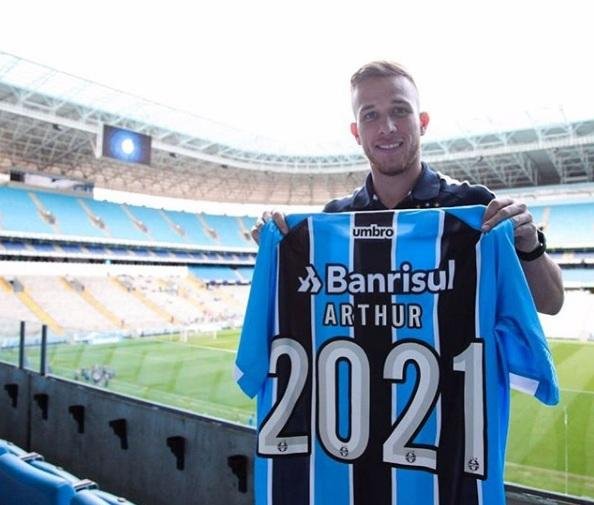 Arthur comemorou renova&ccedil;&atilde;o atrav&eacute;s de posts no Instagram