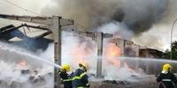 Incêndio de grandes proporções em Sapucaia mobiliza bombeiros de Esteio e São Leopoldo