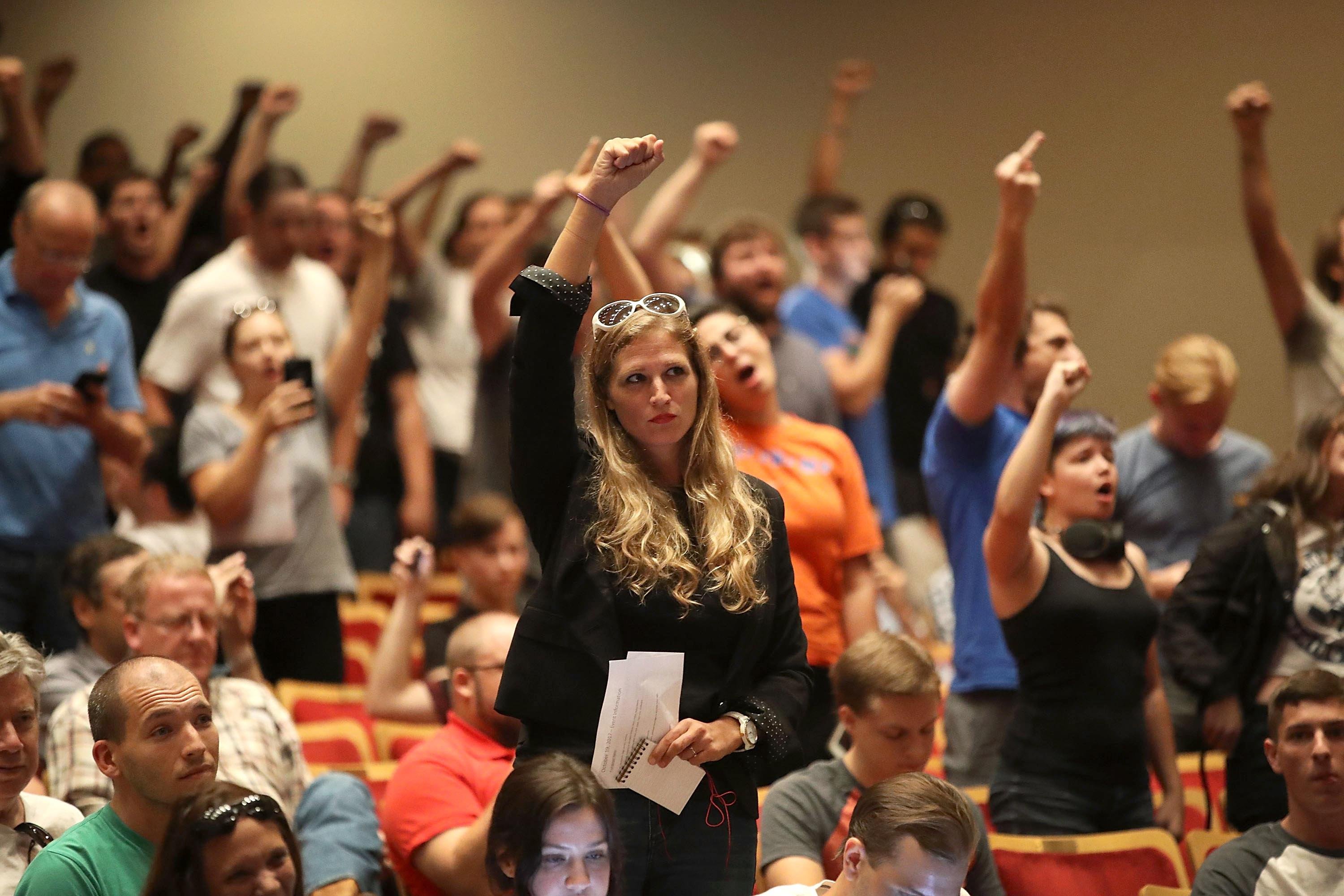 L&iacute;der da alt-right, Richard Spencer foi recebido com vaias e insultos em universidade