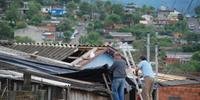 Moradores se unem em mutirão para recuperar casas em Santa Maria
