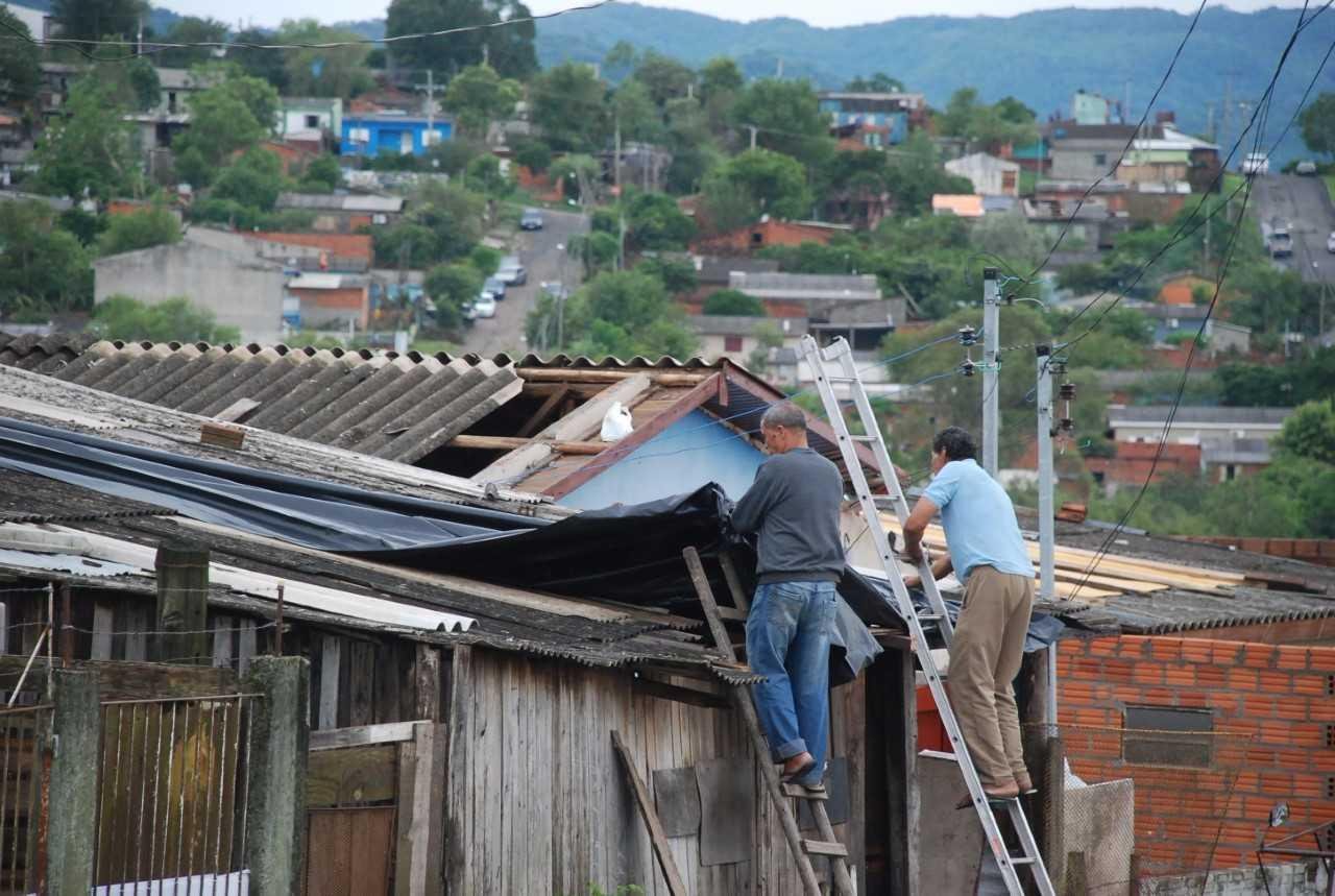 Fam&iacute;lias tentam reconstruir casas em Santa Maria