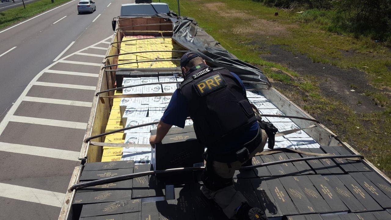PRF encontrou 1,2 mil caixas sob lona de carreta