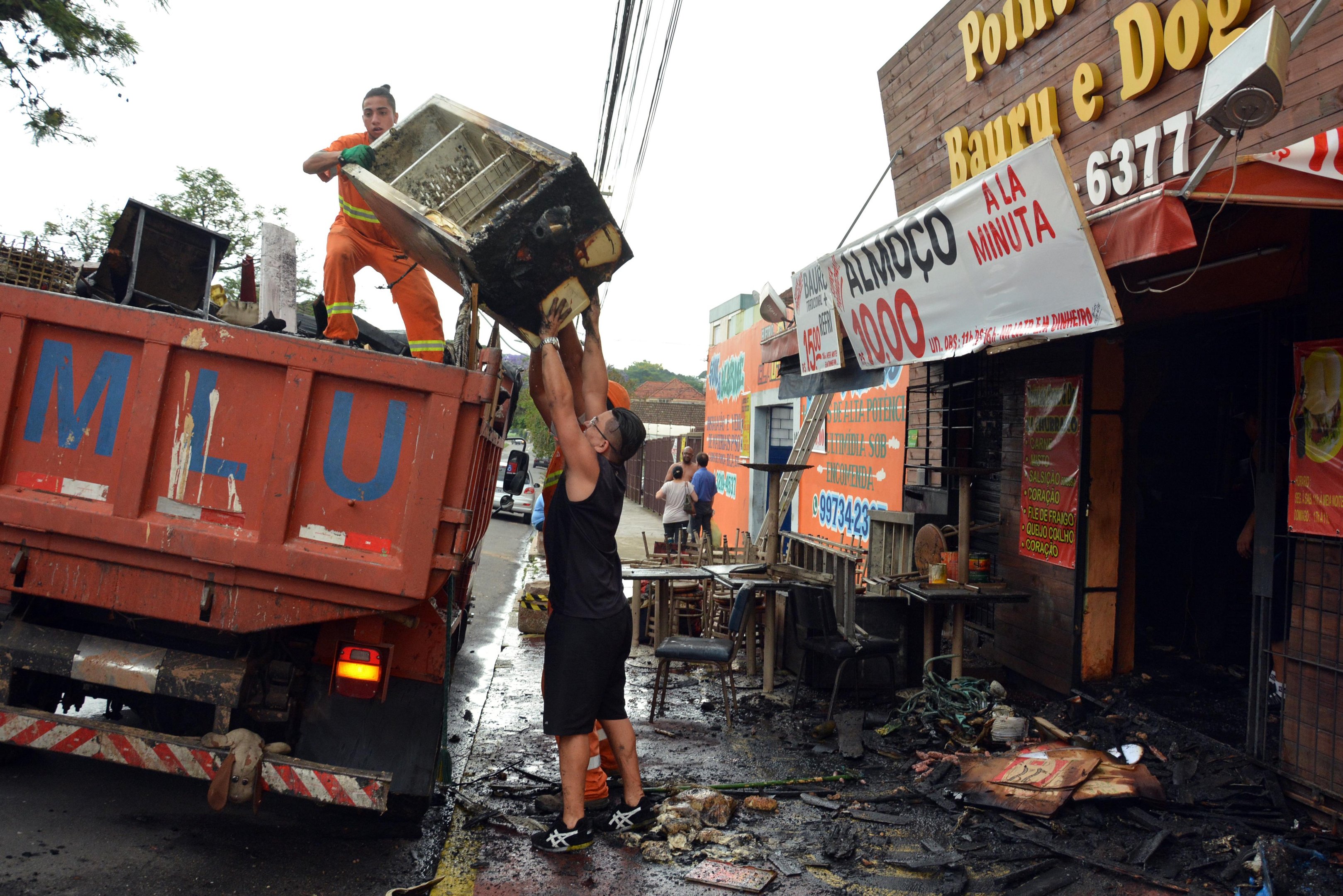 Fogo causou estragos em lancherias localizadas na avenida Niter&oacute;i