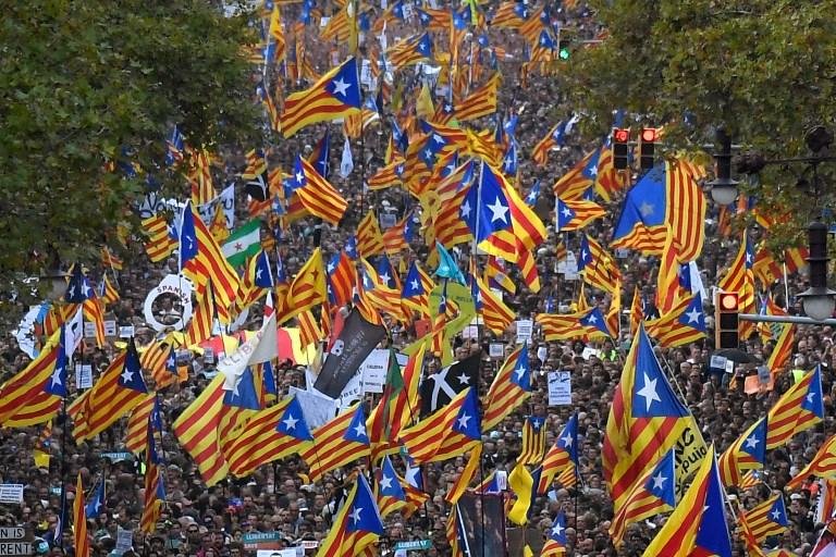 Manifesta&ccedil;&atilde;o ocorre ap&oacute;s Madri anunciar interven&ccedil;&atilde;o no governo regional