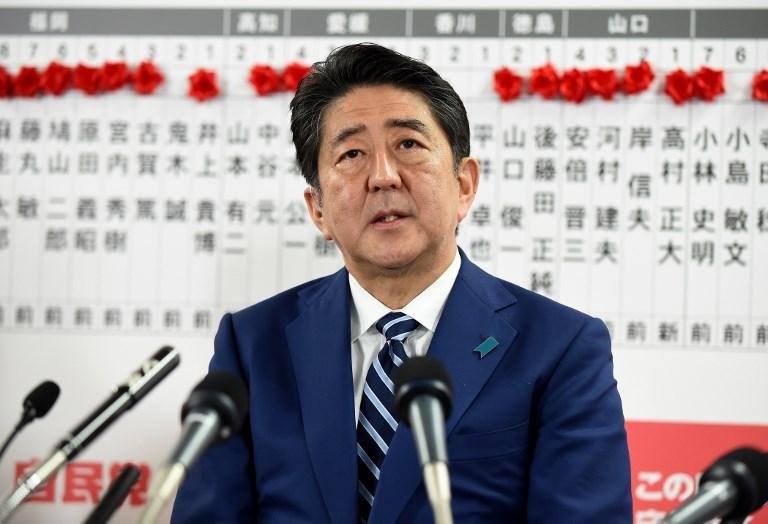 Pesquisas boca de urna indicam ampla vit&oacute;ria da coaliz&atilde;o de Abe nas legislativas no Jap&atilde;o