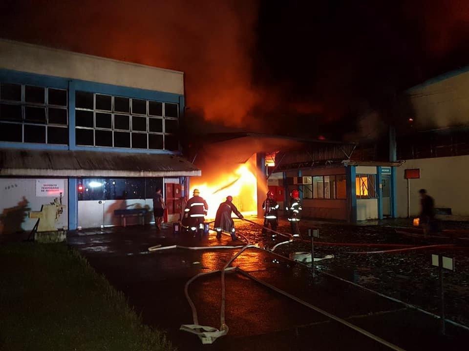 Mais de 100 mil litros de &aacute;gua foram utilizadas para combater as chamas