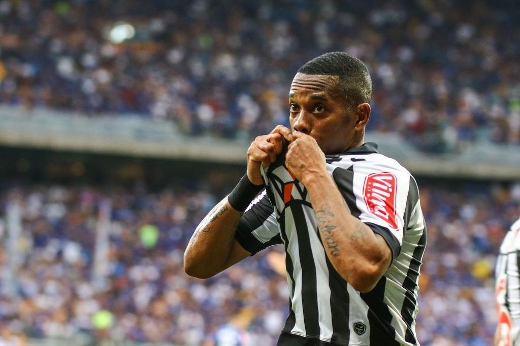 Robinho marca dois e galo vence por 3 a 1 no Brasileir&atilde;o