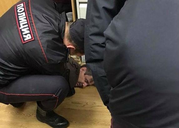 Agressor teria entrado na reda&ccedil;&atilde;o e atacado mulher no pesco&ccedil;o 