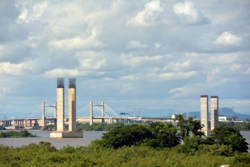 Nova ponte do Gua&iacute;ba tem 55% das obras conclu&iacute;das	