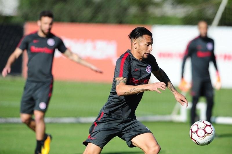 Alem&atilde;o foi mantido no time titular no treino do Inter desta segunda