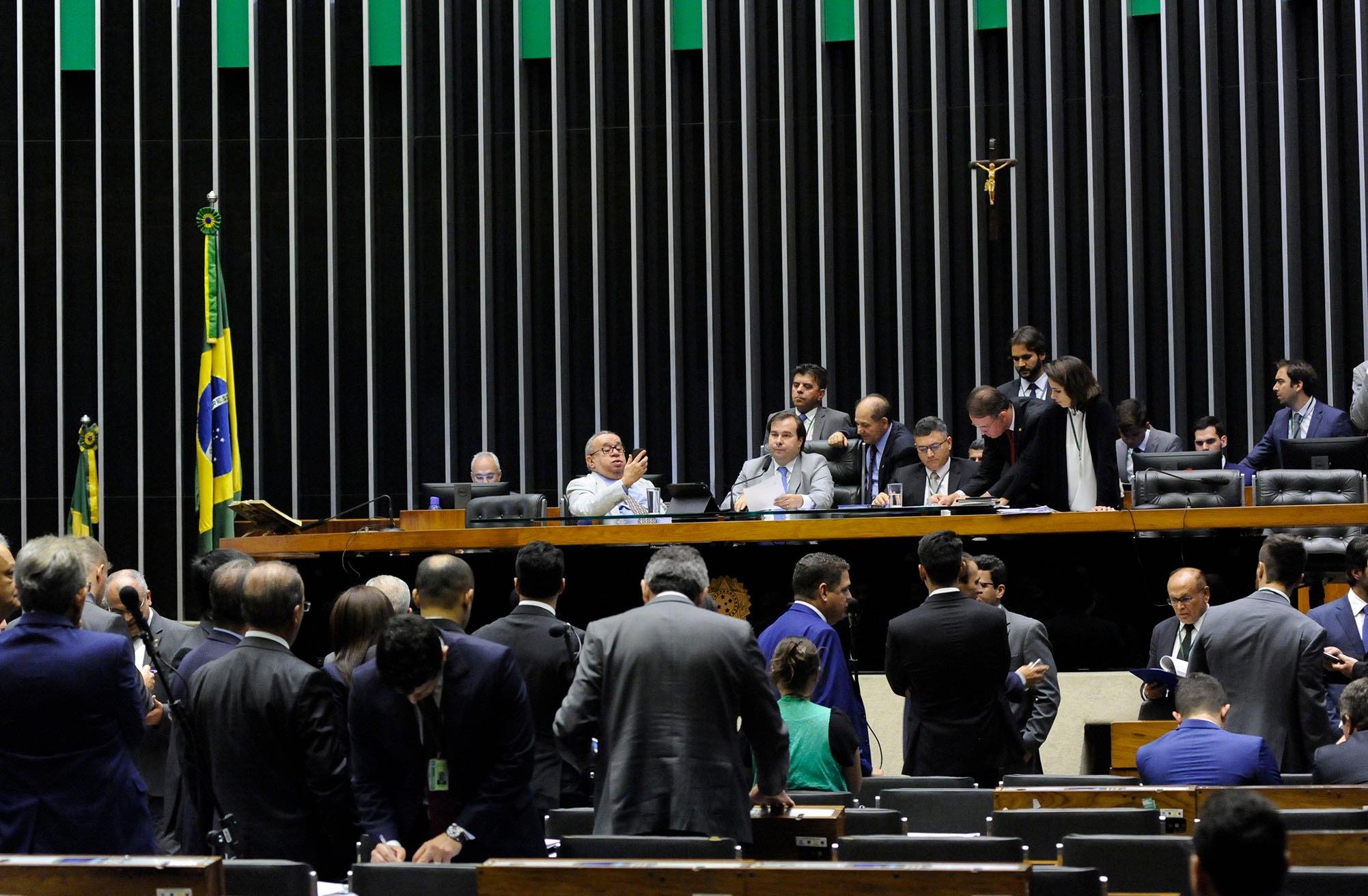 Relat&oacute;rio que pede arquivamento da 2&ordf; den&uacute;ncia &eacute; lido na C&acirc;mara