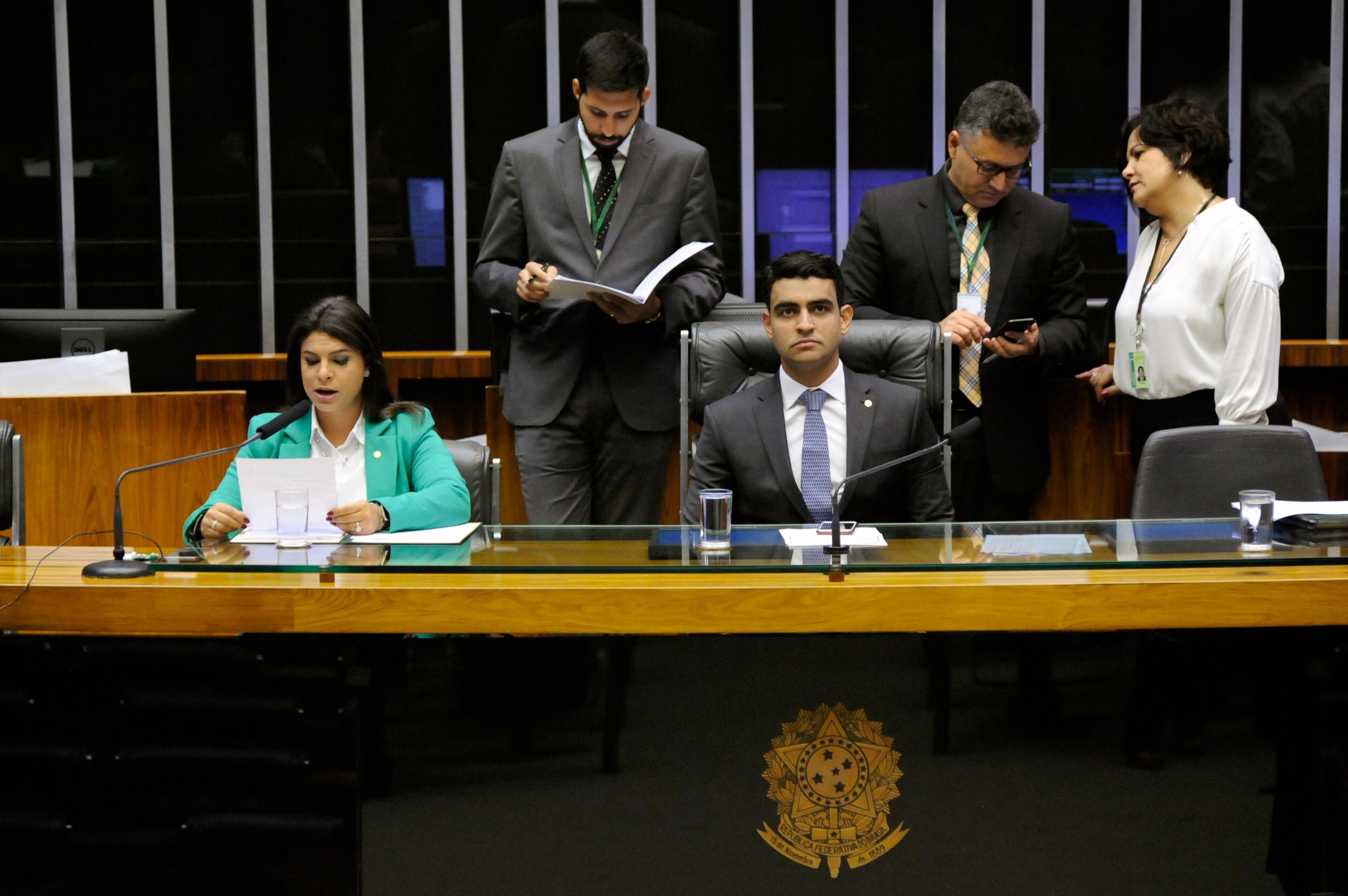 Parecer de den&uacute;ncia contra Temer e ministros &eacute; lido no plen&aacute;rio da C&acirc;mara 