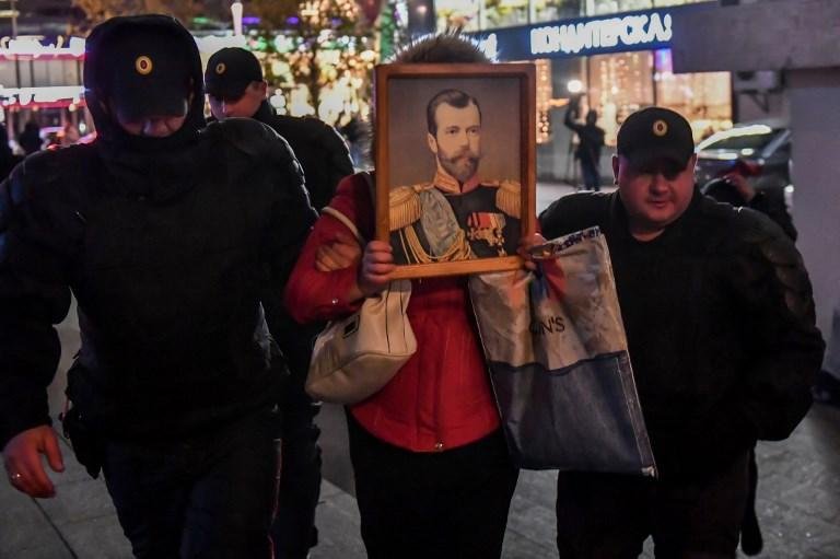 Grupo ortodoxo protestou em frente aos cinemas com imagens do santo