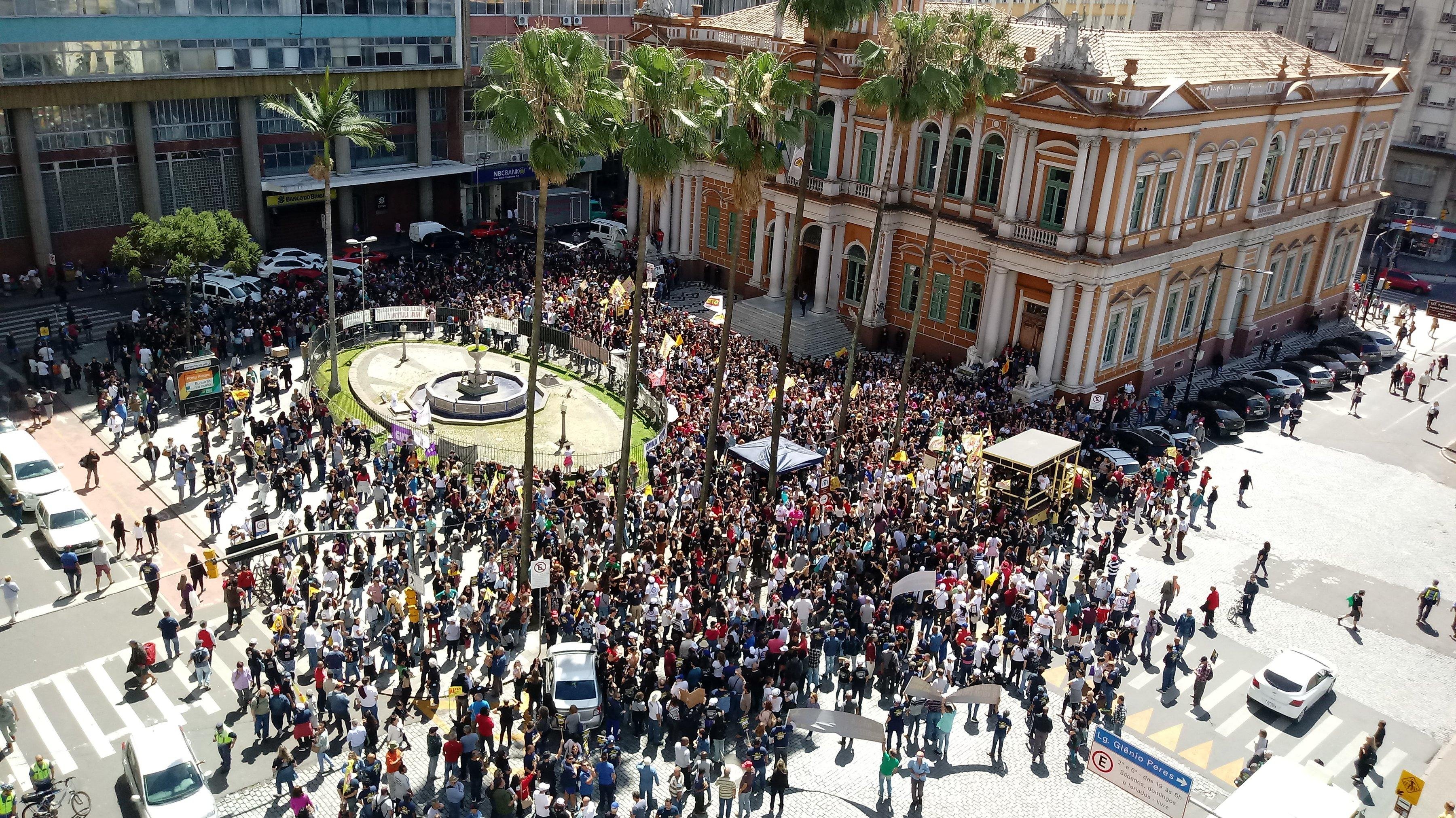 Municip&aacute;rios e Prefeitura ainda n&atilde;o acertaram o fim da greve