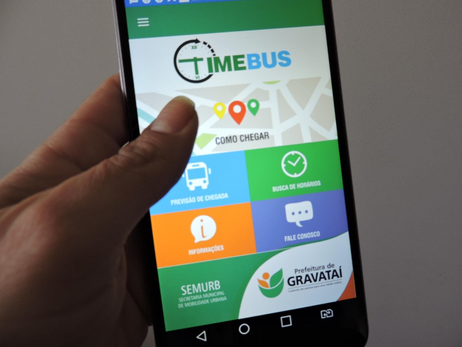 Servi&ccedil;o oferecido pela Prefeitura entrou em funcionamento nesta quarta-feira e monitora transporte em tempo rea