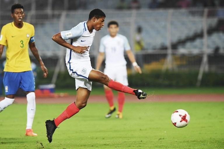 Brewster foi destaque do jogo ao marcar tr&ecirc;s gols