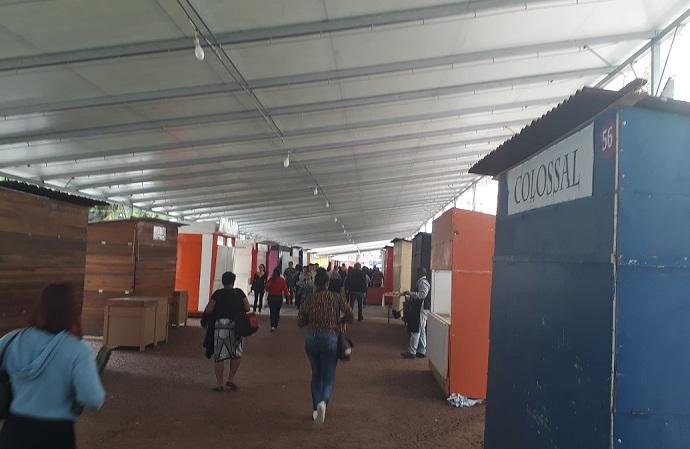 Estruturas da Feira do Livro j&aacute; est&atilde;o sendo montadas na Pra&ccedil;a da Alf&acirc;ndega