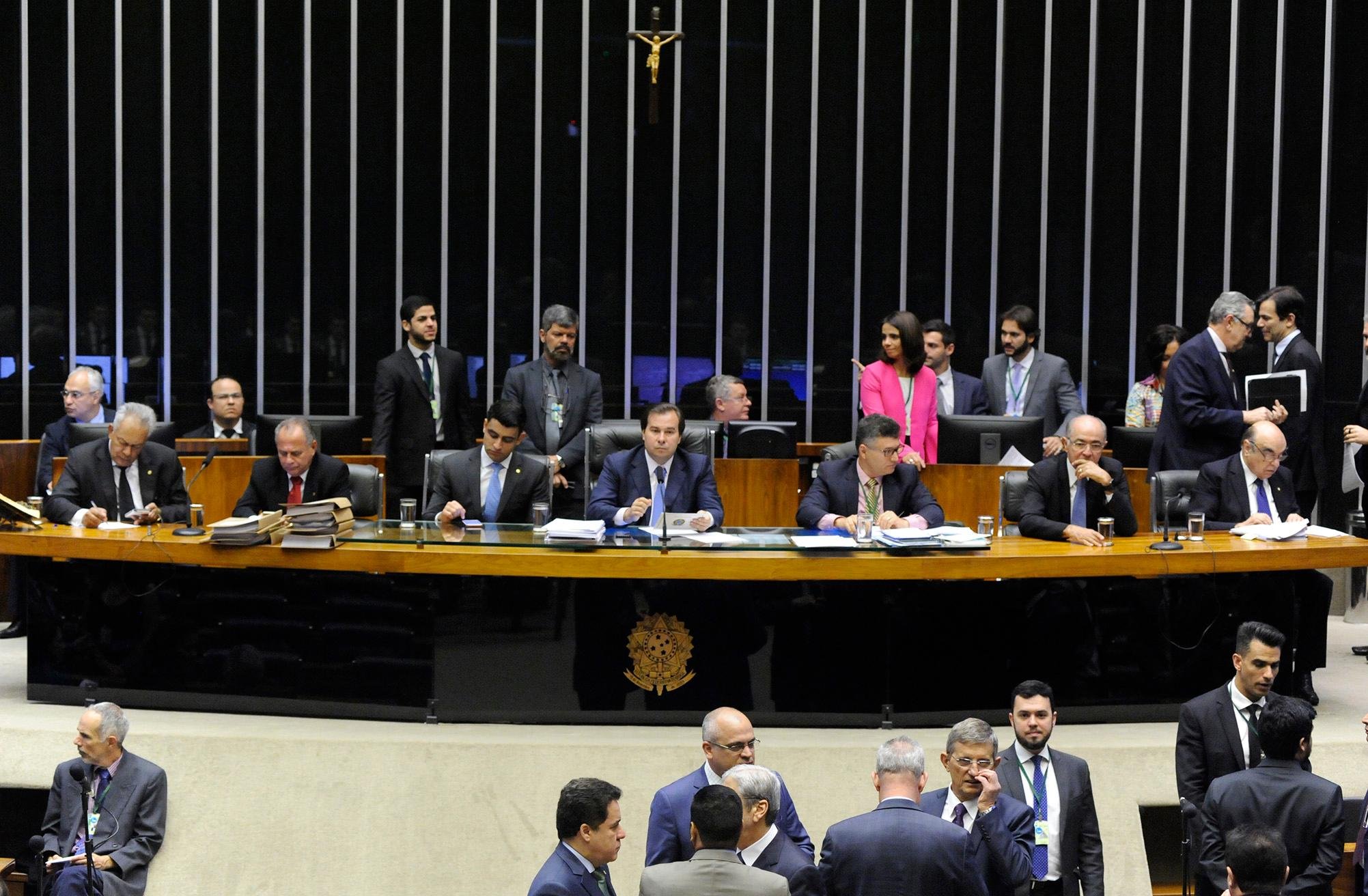 Rodrigo Maia encerra sess&atilde;o sobre den&uacute;ncia contra Temer