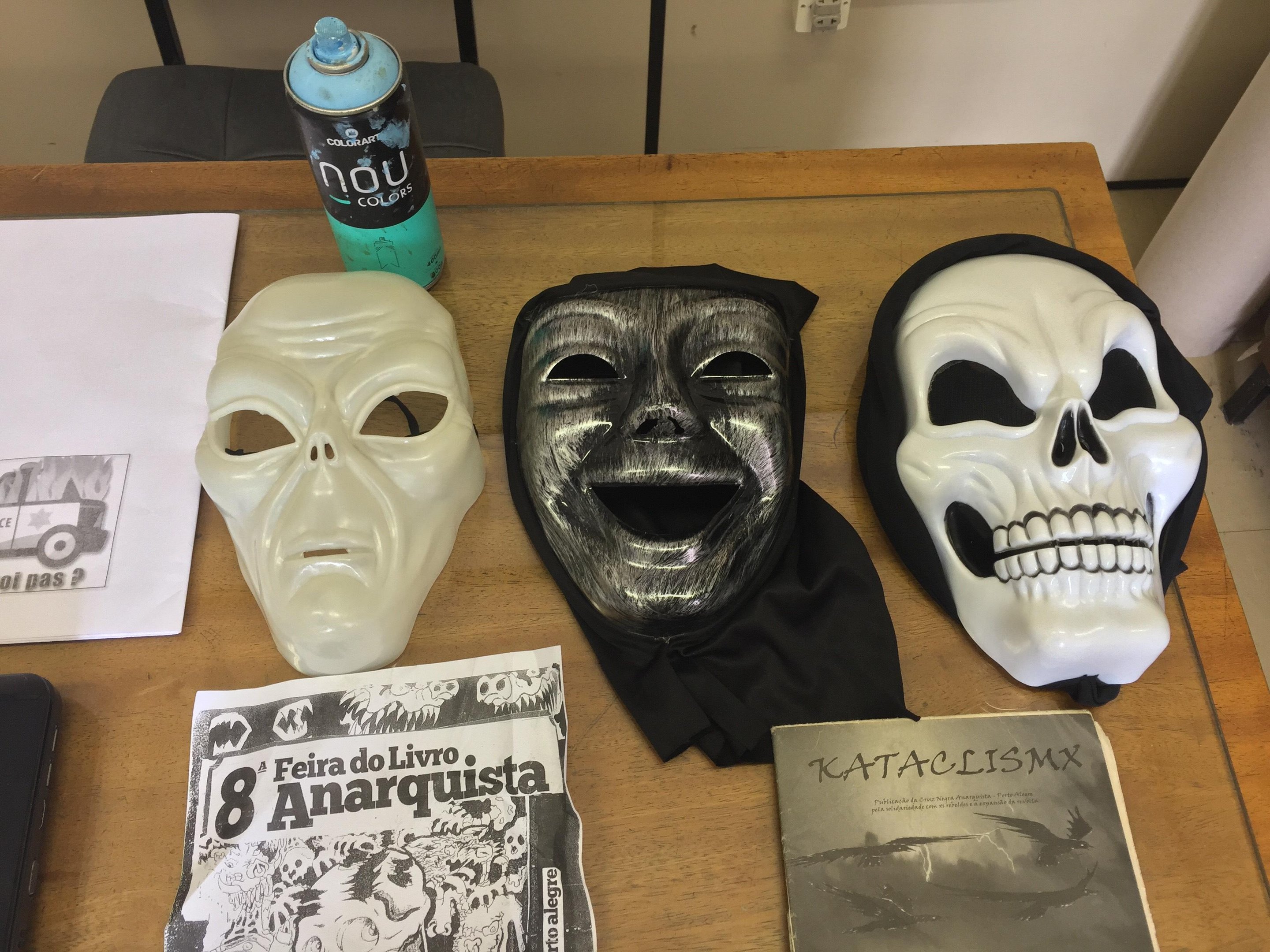 Policiais encontraram m&aacute;scaras e livros sobre anarquismo